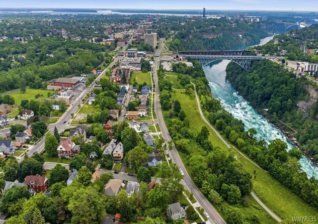 Listing Photo 5 - Condo for sale in building located at 616 Chestnut Ave, Niagara Falls, NY 14305