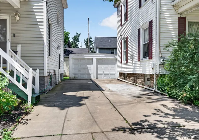Photo 3 of Sale Pending at 444 Washburn St, Lockport, NY 14094 | MLS# B1696148 | Listing updated on 2026-09-08
