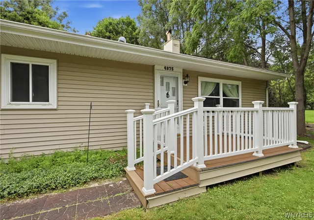 Photo 3 of Sale Pending at 4875 Meadowbrook Rd, Buffalo, NY 14221 | MLS# B1696321 | Listing updated on 2026-09-11