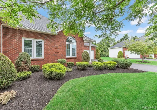Photo 3 of Sale Pending at 4877 Waterford Pl, Lockport Town, NY 14094 | MLS# B1696201 | Listing updated on 2026-08-14