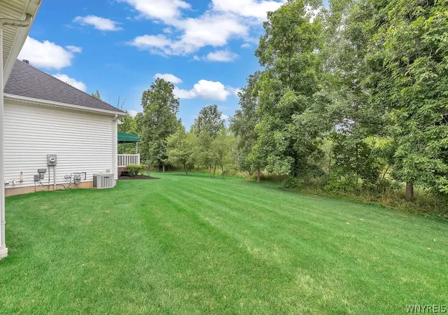Photo 3 of Sale Pending at 4877 Waterford Pl, Lockport Town, NY 14094 | MLS# B1696201 | Listing updated on 2026-08-14