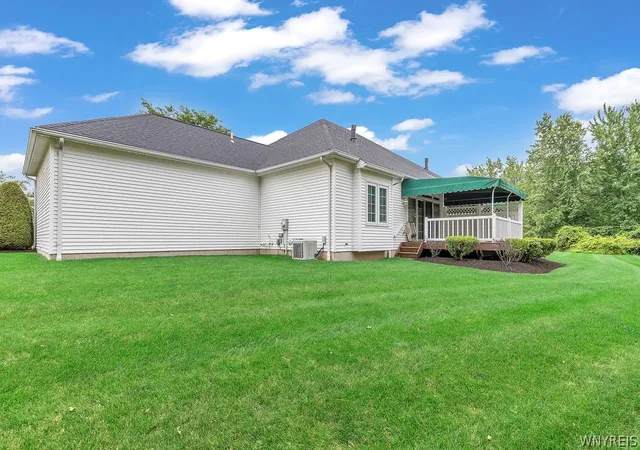 Photo 4 of Sale Pending at 4877 Waterford Pl, Lockport Town, NY 14094 | MLS# B1696201 | Listing updated on 2026-08-14