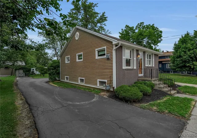 Photo 3 of Sale Pending at 1904 Union Rd, West Seneca, NY 14224 | MLS# B1695781 | Listing updated on 2026-08-17