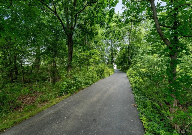 Photo 2 of Single family home for sale at 629 Lake Rd, Youngstown, NY 14174 | MLS# B1695973 | Listing updated on 2026-09-13