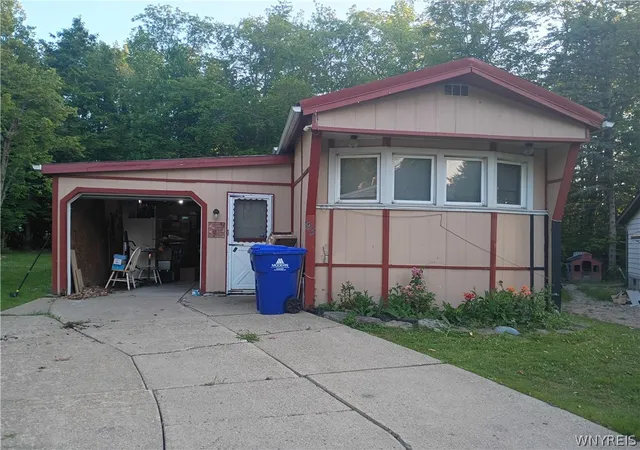 Photo 2 of Manufactured home for sale at 93 Waterview Pkwy, Hamburg, NY 14075 | MLS# B1696911 | Listing updated on 2026-09-14
