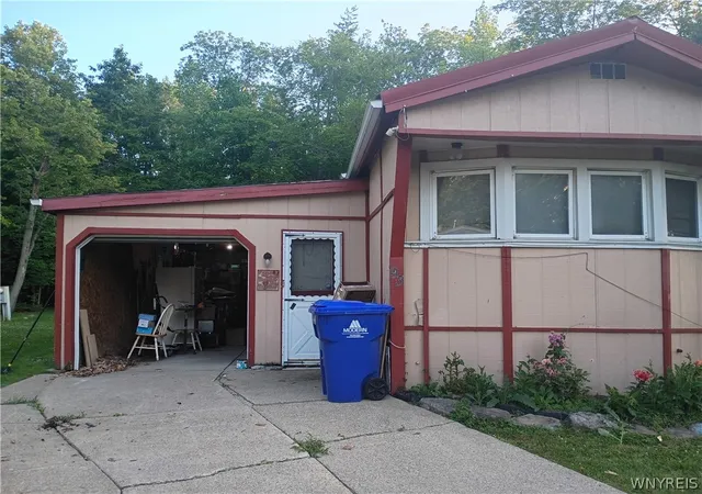 Photo 3 of Manufactured home for sale at 93 Waterview Pkwy, Hamburg, NY 14075 | MLS# B1696911 | Listing updated on 2026-09-14