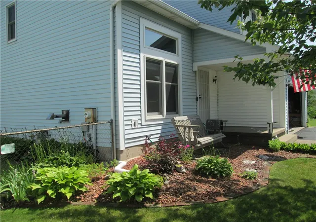 Photo 3 of Sale Pending at 6 Cheshire Ln, Rochester, NY 14624 | MLS# R1696895 | Listing updated on 2026-08-28