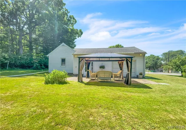 Photo 3 of Sale Pending at 4059 Baker Rd, Orchard Park, NY 14127 | MLS# B1697460 | Listing updated on 2026-08-07