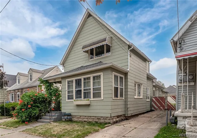 Photo 3 of Sale Pending at 135 Schiller St, Buffalo, NY 14206 | MLS# B1696383 | Listing updated on 2026-08-21