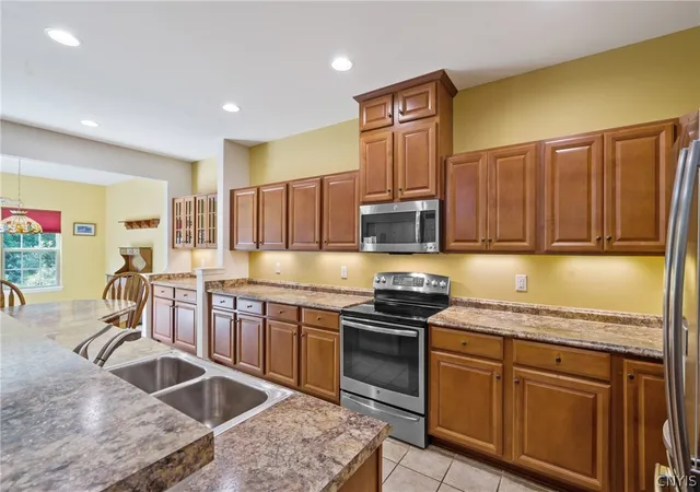 Photo 3 of Sale Pending at 156 Shaker Hts, Camillus, NY 13031 | MLS# S1695718 | Listing updated on 2026-08-11