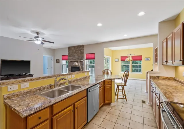 Photo 4 of Sale Pending at 156 Shaker Hts, Camillus, NY 13031 | MLS# S1695718 | Listing updated on 2026-08-11