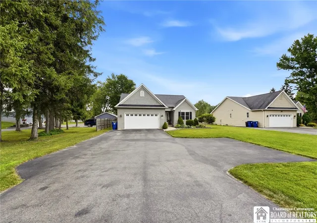 Photo 3 of Sale Pending at 489 Campbell Blvd, Getzville, NY 14068 | MLS# R1698045 | Listing updated on 2026-08-04