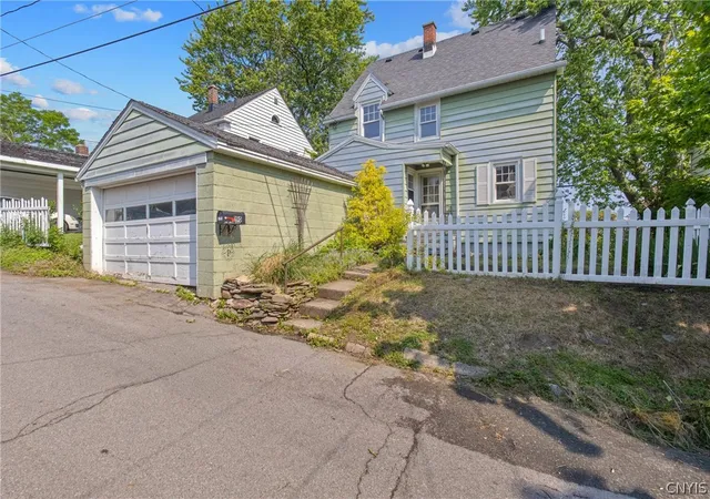 Photo 3 of Single family home for sale at 190 Conway Ter, Oswego, NY 13126 | MLS# S1698181 | Listing updated on 2026-09-16