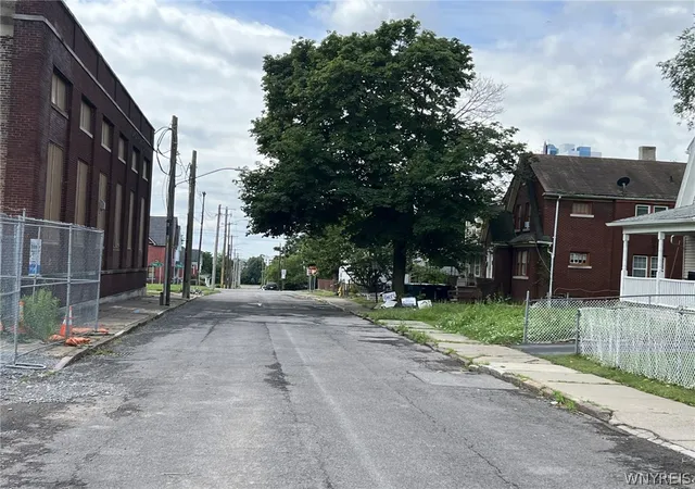 Photo 3 of Single family home for sale at 530 8th Street, Niagara Falls, NY 14301 | MLS# B1698324 | Listing updated on 2026-09-12