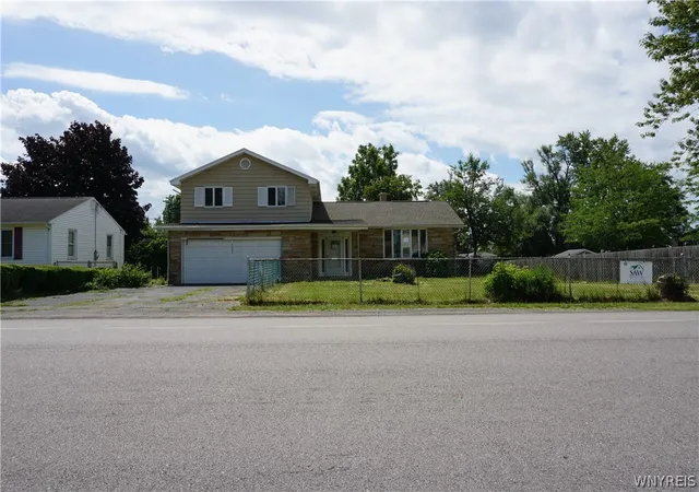 Photo 3 of Sale Pending at 4225 E Frontier Dr, Buffalo, NY 14219 | MLS# B1697178 | Listing updated on 2026-08-30