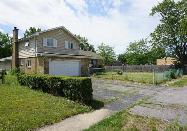 Photo 4 of Sale Pending at 4225 E Frontier Dr, Buffalo, NY 14219 | MLS# B1697178 | Listing updated on 2026-08-30