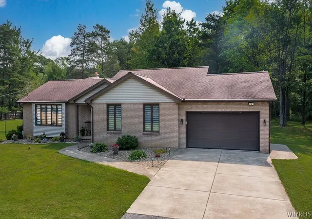 Photo 2 of Sale Pending at 4627 Mckinley Pkwy, Hamburg, NY 14075 | MLS# B1698888 | Listing updated on 2026-09-09