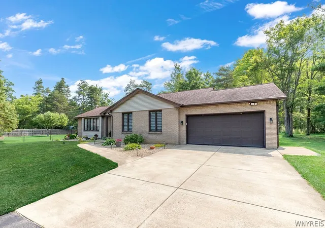 Photo 3 of Sale Pending at 4627 Mckinley Pkwy, Hamburg, NY 14075 | MLS# B1698888 | Listing updated on 2026-09-09