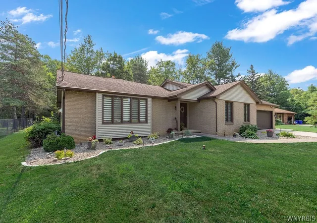Photo 4 of Sale Pending at 4627 Mckinley Pkwy, Hamburg, NY 14075 | MLS# B1698888 | Listing updated on 2026-09-09