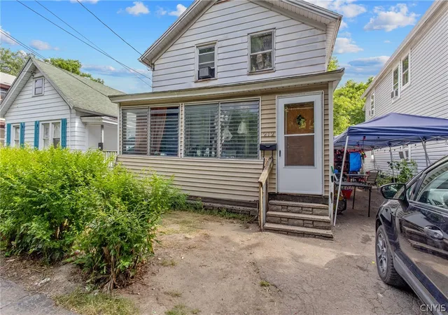 Photo 3 of Single family home for sale at 212 Lakeview Ave, Syracuse, NY 13204 | MLS# S1698948 | Listing updated on 2026-08-23