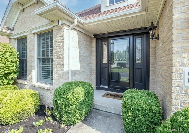 Photo 2 of Sale Pending at 8059 Laurel Park Ln, East Amherst, NY 14051 | MLS# B1698928 | Listing updated on 2026-08-31