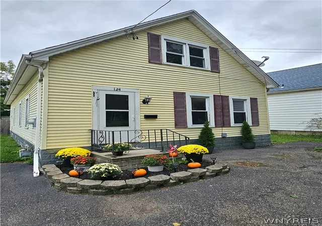 Photo 2 of Single family home for sale at 124 7th Avenue, North Tonawanda, NY 14120 | MLS# B1698970 | Listing updated on 2026-09-22