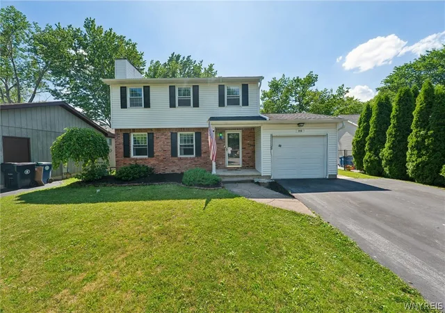 Photo 3 of Sale Pending at 215 Brockmoore Dr, East Amherst, NY 14051 | MLS# B1694563 | Listing updated on 2026-08-27