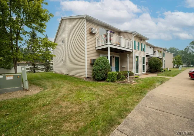 Photo 3 of Sale Pending at 7 Sunmist E, Buffalo, NY 14228 | MLS# B1696008 | Listing updated on 2026-09-10