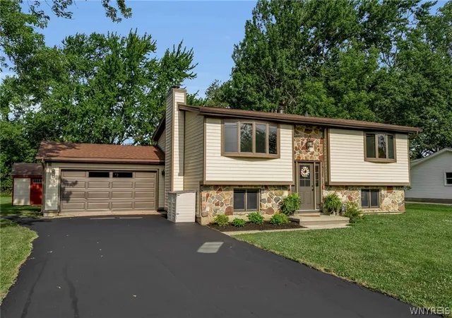 Photo 2 of Single family home for sale at 5300 Shimerville Rd, Clarence, NY 14031 | MLS# B1699054 | Listing updated on 2026-08-07