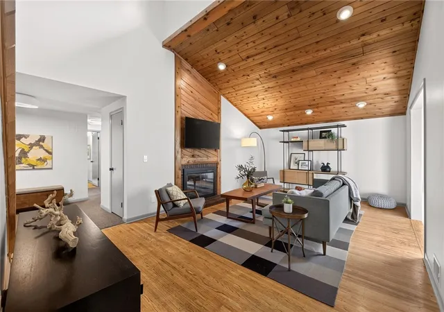Photo 4 of Sale Pending at 5 Beekman Pl, Rochester, NY 14620 | MLS# R1695067 | Listing updated on 2026-08-19