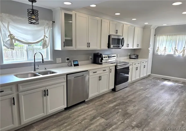 Photo 3 of Sale Pending at 160 Walnut St, Buffalo, NY 14204 | MLS# B1699070 | Listing updated on 2026-08-20