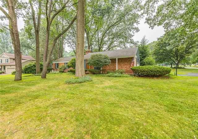 Photo 2 of Sale Pending at 45 Shire Oaks Dr, Pittsford, NY 14534 | MLS# R1698971 | Listing updated on 2026-08-17