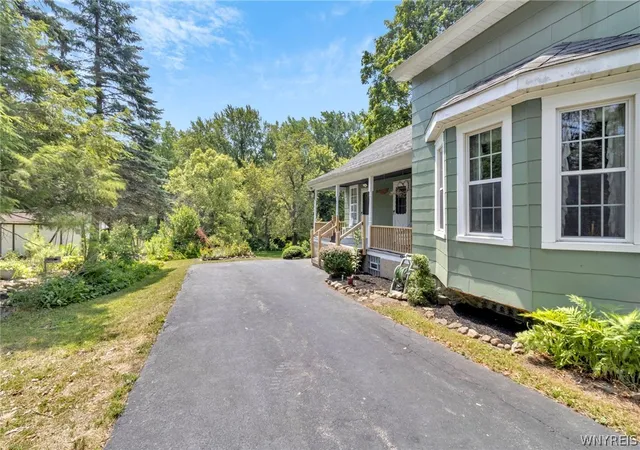 Photo 4 of Sale Pending at 301 Bennett Rd, Buffalo, NY 14227 | MLS# B1699218 | Listing updated on 2026-08-27