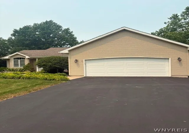 Photo 3 of Sale Pending at 2479 Parker Rd, Ransomville, NY 14131 | MLS# B1698995 | Listing updated on 2026-08-04
