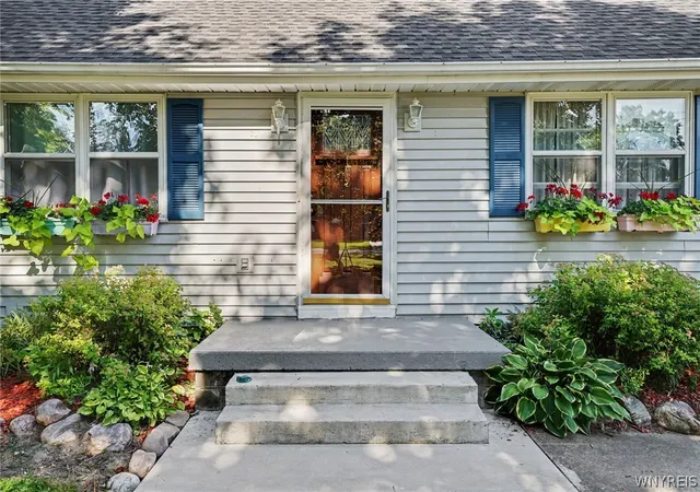 Photo 3 of Sale Pending at 7157 Taylor Rd, Hamburg, NY 14075 | MLS# B1697888 | Listing updated on 2026-08-31