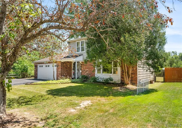 Photo 3 of Sale Pending at 137 Christine Dr, Buffalo, NY 14228 | MLS# B1699381 | Listing updated on 2026-09-06