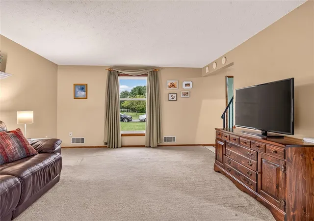 Photo 4 of Sale Pending at 43 Fontana Ln, Rochester, NY 14612 | MLS# R1686855 | Listing updated on 2026-08-08