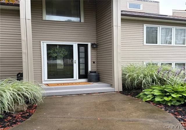 Photo 2 of Single family home for sale at 412 Weatheridge Dr, Camillus, NY 13031 | MLS# S1698989 | Listing updated on 2026-08-04