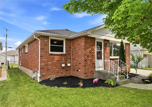 Photo 3 of Sale Pending at 29 Bay Ln, Buffalo, NY 14225 | MLS# B1699689 | Listing updated on 2026-08-21