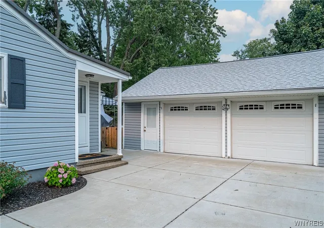 Photo 2 of Sale Pending at 424 Sunset Dr, Hamburg, NY 14075 | MLS# B1700216 | Listing updated on 2026-08-17