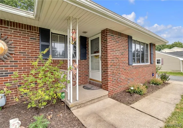 Photo 3 of Single family home for sale at 4294 Beetow Dr, Hamburg, NY 14075 | MLS# B1699475 | Listing updated on 2026-08-30