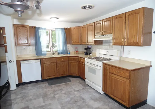 Photo 2 of Sale Pending at 10 San Mateo Rd, Rochester, NY 14624 | MLS# R1700317 | Listing updated on 2026-09-02