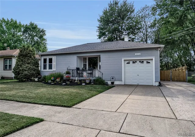Photo 1 of Sale Pending at 250 Roncroff Dr, North Tonawanda, NY 14120 | MLS# B1700380 | Listing updated on 2026-08-12