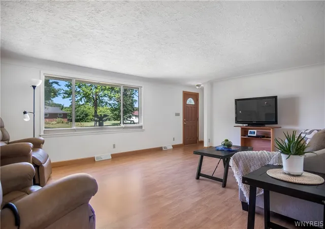 Photo 3 of Sale Pending at 154 Bellingham Dr, Buffalo, NY 14221 | MLS# B1700482 | Listing updated on 2026-08-06