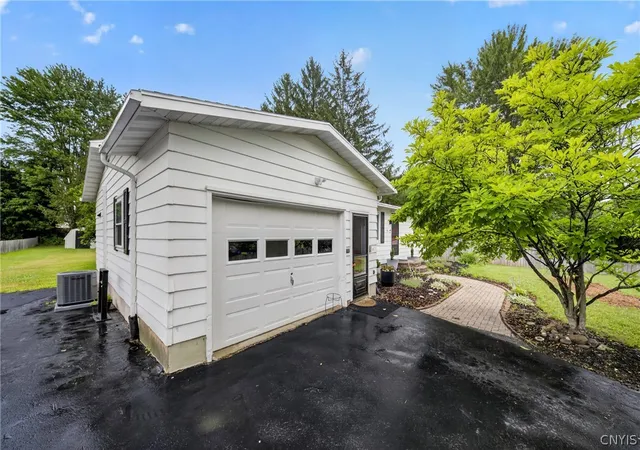 Photo 3 of Sale Pending at 8530 Belnor Dr, Cicero, NY 13039 | MLS# S1700273 | Listing updated on 2026-08-14