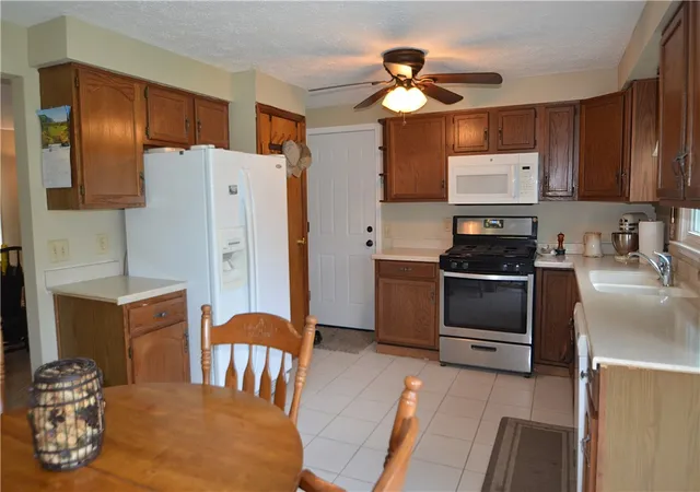 Photo 4 of Sale Pending at 15 Landstone Ter, Rochester, NY 14606 | MLS# R1700504 | Listing updated on 2026-09-08
