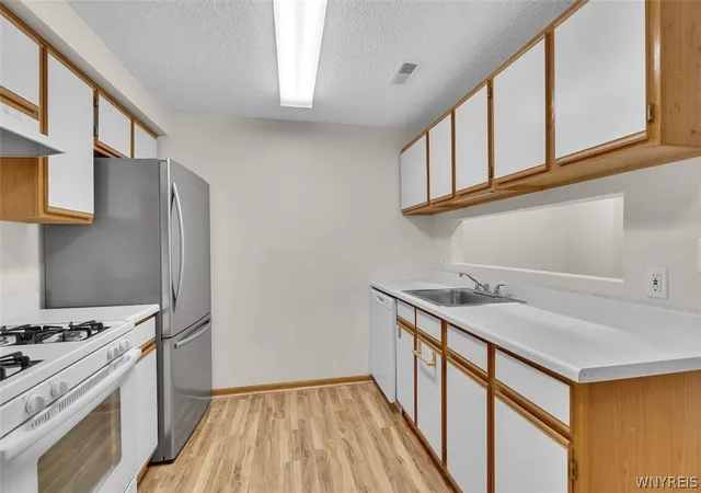 Photo 4 of Sale Pending at 11 E Sunmist Sq #E, Buffalo, NY 14228 | MLS# B1700088 | Listing updated on 2026-08-27