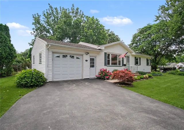 Photo 3 of Sale Pending at 41 N Lansing Cir, Rochester, NY 14624 | MLS# R1700760 | Listing updated on 2026-09-10