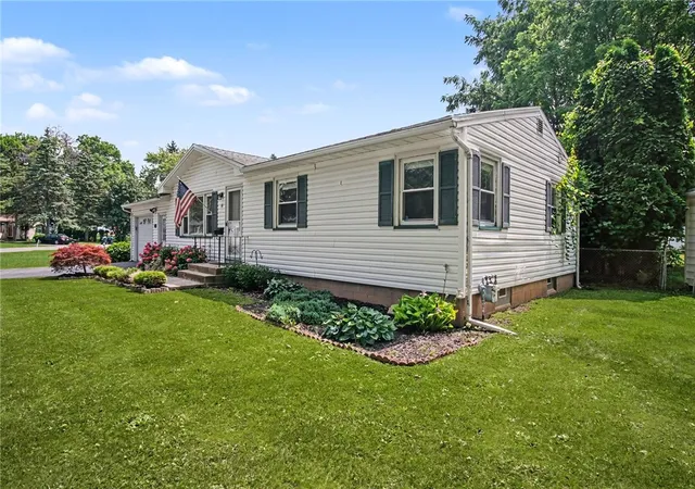 Photo 3 of Sale Pending at 41 N Lansing Cir, Rochester, NY 14624 | MLS# R1700760 | Listing updated on 2026-09-10