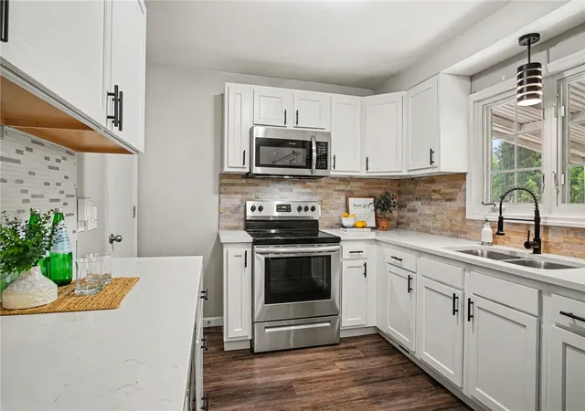Photo 4 of Sale Pending at 41 N Lansing Cir, Rochester, NY 14624 | MLS# R1700760 | Listing updated on 2026-09-10